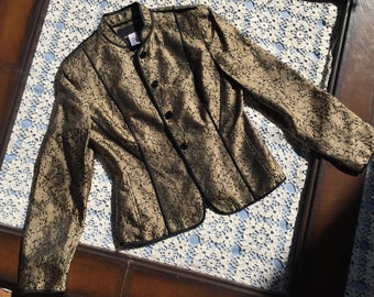 Chaqueta de noche de seda italiana con tapiz dorado y negro, talla 4, de Jones NY. Preciosos detalles de costura de seda negra, botones de diamantes de imitación y forro de satén negro.