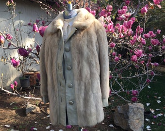 BLONDE MINK FuR & LEATHER Insert COaT Rare and hard to find, Size Medium Features 5 covered buttons, 9 inch deep pockets, Plaid Satin Lining