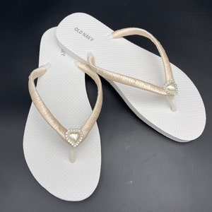 Ivory Bridal Rhinestone Heart Flip Flops, White Wedding Flip Flops, Beach Flip Flops, Brides Maids Flip Flops zdjęcie 4