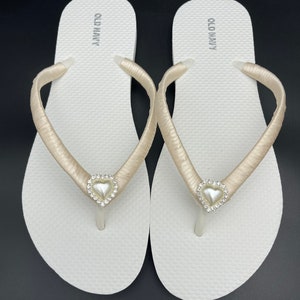 Ivory Bridal Rhinestone Heart Flip Flops, White Wedding Flip Flops, Beach Flip Flops, Brides Maids Flip Flops zdjęcie 1