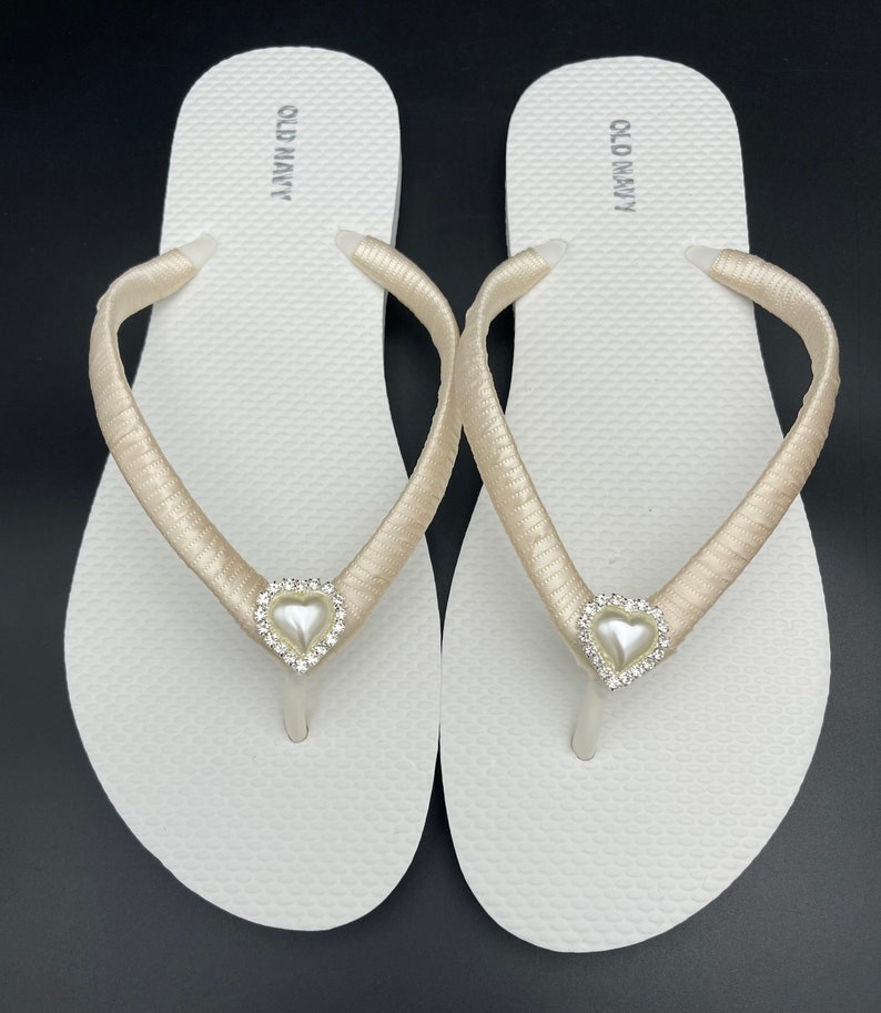 Ivory Bridal Rhinestone Heart Flip Flops, White Wedding Flip Flops, Beach Flip Flops, Brides Maids Flip Flops zdjęcie 1