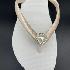 Ivory Bridal Rhinestone Heart Flip Flops, White Wedding Flip Flops, Beach Flip Flops, Brides Maids Flip Flops zdjęcie 3