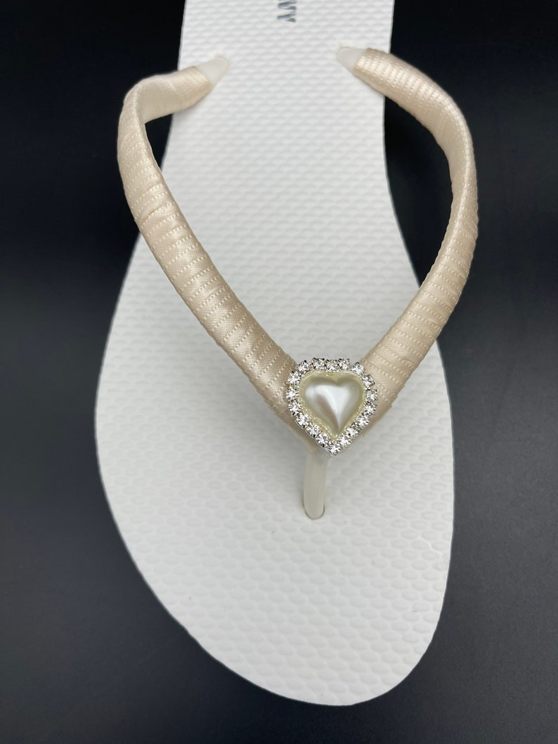 Ivory Bridal Rhinestone Heart Flip Flops, White Wedding Flip Flops, Beach Flip Flops, Brides Maids Flip Flops zdjęcie 3