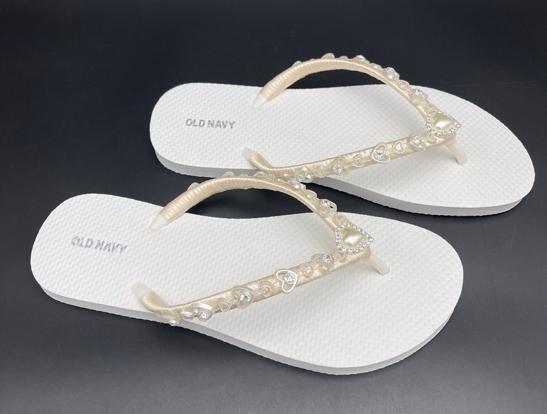 Ivory Bridal Rhinestones and Heart Flip Flops, White Wedding Flip Flops, Beach Flip Flops, Wedding Shoes zdjęcie 4