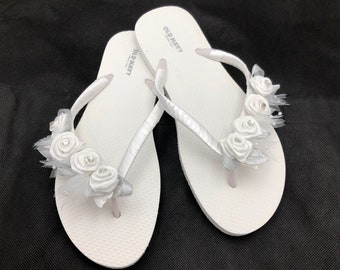 Bridal Flip Flops - White Flip Flops - Flower Girl Flip Flops -  Wedding Flip Flops - Beach Flip Flops - Quinceanera Flip Flops