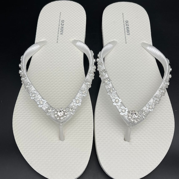 White Bridal Flip Flops, Rhinestone Flower Wedding Flip Flops, Bridesmaid Sandals, Beach Wedding Flip Flops