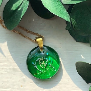 abstract emerald green round resin pendant with gold-plated necklace