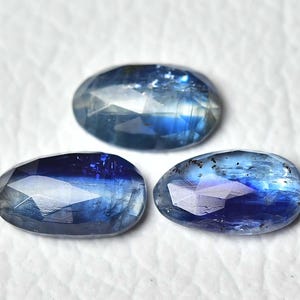 3 sztuki naturalnego niebieskiego kyanitu, szlifowane luźne kamienie szlachetne, 8 x 13,5 mm do 8,5 x 13,5 mm, nietypowy kształt, oryginalne kamienie szlachetne kyanitu, kamienie o szlifie różanym, kaboszony J-770