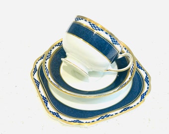Elegante juego de tres tazas y platillos Art Déco para el té de la tarde inglés de estilo vintage.