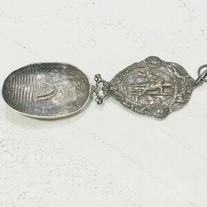 Cuchara de plata antigua como regalo de boda. Símbolo de amor de plata holandesa. Intercambio matrimonial detallado