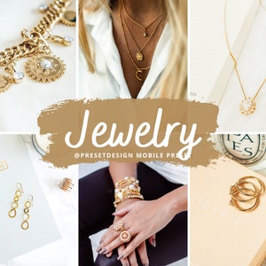 Könnte beinhalten: Eine Sammlung von Goldschmuck mit Halsketten, Ohrringen, Ringen und Armbändern. Der Schmuck wird auf verschiedenen Oberflächen präsentiert, darunter ein weißes Notizbuch, eine Schachtel und eine Hand.