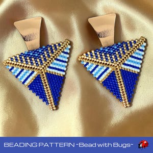 Peut inclure: Une paire de boucles d'oreilles perlées faites à la main. Chaque boucle d'oreille présente un motif triangulaire avec un dessus doré et un motif de perles bleues, blanches et dorées. Les boucles d'oreilles sont présentées sur une surface satinée. Le texte "BEADING PATTERN ~Bead with Bugs~" est en bas.