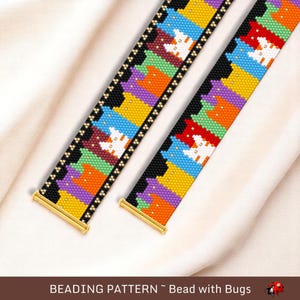 Peut inclure: Deux bracelets en perles colorées avec un motif de chats. Les bracelets sont faits de perles noires, blanches, rouges, oranges, jaunes, vertes, bleues et violettes. Les bracelets sont sur un fond de tissu blanc. "BEADING PATTERN ~ Bead with Bugs" est écrit en bas de l'image.