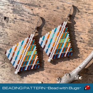 Puede incluir: Un par de pendientes de cuentas con un diseño geométrico. Los pendientes presentan una forma triangular con un patrón de cuentas blancas, marrones, naranjas, turquesas y amarillas. Los pendientes cuelgan de ganchos plateados y tienen una pequeña cuenta blanca en la parte inferior. El texto "BEADING PATTERN ~Bead with Bugs~" está en la parte inferior.