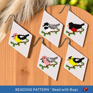 Peut inclure: Quatre paires de boucles d'oreilles en forme de diamant avec des motifs d'oiseaux en perles. Chaque boucle d'oreille présente un oiseau différent avec un schéma de couleurs noir, blanc, gris, jaune, rose et rouge. Les boucles d'oreilles sont sur une surface en bois avec le texte "BEADING PATTERN ~ Bead with Bugs" en bas.