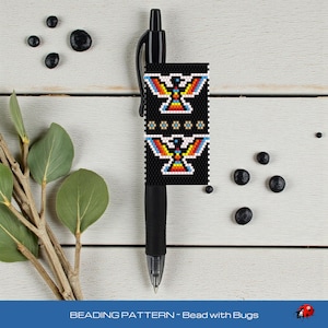 Puede incluir: Bolígrafo negro con un patrón de cuentas con un diseño de pájaro colorido. El patrón es negro con un diseño repetido de un pájaro con acentos rojos, amarillos, azules y blancos. El texto "BEADING PATTERN ~ Bead with Bugs" está en la parte inferior.
