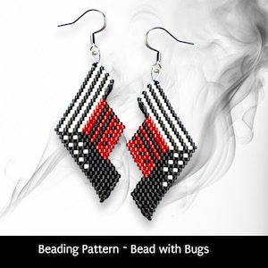 Peut inclure: Boucles d'oreilles perlées faites à la main avec un motif géométrique. Les boucles d'oreilles ont une forme de losange avec des perles noires, blanches et rouges. Le texte "Beading Pattern ~ Bead with Bugs" est en bas de l'image.