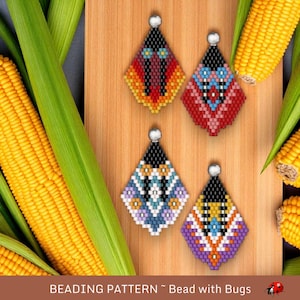 Peut inclure: Quatre paires de boucles d'oreilles en perles colorées avec des motifs géométriques. Les boucles d'oreilles sont présentées sur une surface en bois avec du maïs en épi en arrière-plan. Le texte "Beading Pattern - Bead with Bugs" est en bas de l'image.
