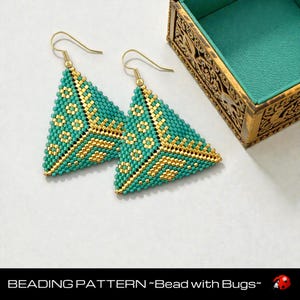 Pode incluir: Um par de brincos triangulares de contas turquesa e douradas. Os brincos apresentam um padrão geométrico com detalhes dourados e ganchos dourados. O texto "BEADING PATTERN ~Bead with Bugs~" está na parte inferior da imagem.