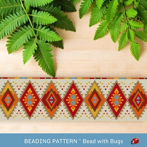 Peut inclure: Un motif de perles avec un motif de losanges répétés en rouge, orange, jaune et bleu. Le motif est sur un fond crème, avec le texte "BEADING PATTERN ~ Bead with Bugs" en bas. Des feuilles de fougère vertes sont en arrière-plan.