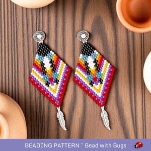 Pode incluir: Um par de brincos de contas coloridas com forma de diamante geométrico e um pingente de pena. Os brincos são feitos com contas pretas, brancas, vermelhas, amarelas, azuis e roxas. Os brincos têm fechos de metal prateado.