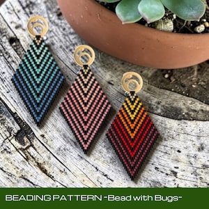 Pode incluir: Três brincos em forma de diamante com contas em gradientes azul, rosa e vermelho-laranja. Cada brinco tem uma argola superior dourada. Os brincos são exibidos em uma superfície de madeira. O texto "BEADING PATTERN ~Bead with Bugs~" está na parte inferior.