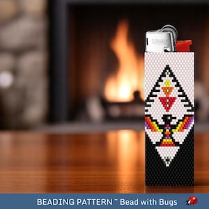 Puede incluir: Una funda para encendedor de cuentas blancas y negras con un diseño geométrico colorido que presenta un pájaro estilizado. El diseño incluye cuentas rojas, naranjas, amarillas, moradas y blancas.