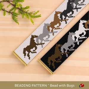 Peut inclure: Deux motifs de perles avec des silhouettes de chevaux au galop. L'un est sur fond blanc, l'autre sur fond noir. Les chevaux sont dans des tons de marron, gris et noir. Le texte "BEADING PATTERN ~ Bead with Bugs" est en bas.