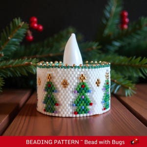 Peut inclure: Un photophore en forme d'arbre de Noël perlé avec une bougie LED blanche. Le support est blanc avec des arbres de Noël perlés verts, dorés, rouges et bleus. Les bords supérieur et inférieur sont ornés de perles dorées et vertes. Le texte "BEADING PATTERN ~ Bead with Bugs" est en bas.