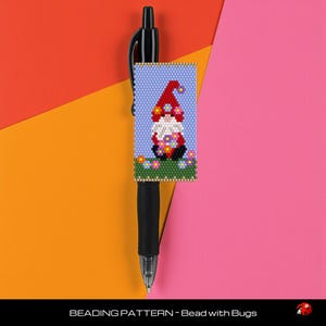 Könnte beinhalten: Ein schwarzer Stift mit einem Perlenmuster, das einen Zwerg zeigt. Der Zwerg hat einen roten Hut, einen weißen Bart und hält Blumen. Der Hintergrund ist hellblau mit einer grünen Basis und bunten Blumen. Der Text "BEADING PATTERN ~ Bead with Bugs" steht unten.