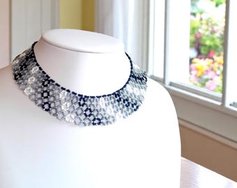 TONOS DE GRIS: Patrón de collar de cuentas de red de Bead with Bugs