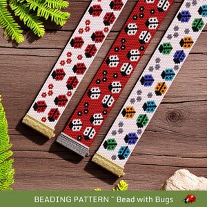 Peut inclure: Trois bracelets en perles avec des motifs de coccinelles de différentes couleurs. Les bracelets sont blancs avec des coccinelles rouges, noires et blanches, rouges avec des coccinelles noires et blanches, et blancs avec des coccinelles multicolores. Les bracelets ont des fermoirs dorés et argentés.
