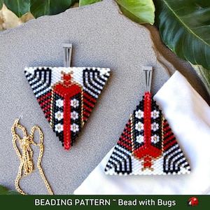 Puede incluir: Dos pendientes triangulares de cuentas con un patrón geométrico negro, blanco y rojo con insectos estilizados. Los pendientes tienen anillas de salto plateadas para colgar.