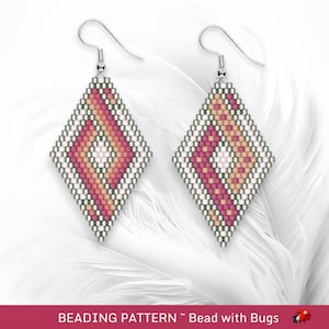 Peut inclure: Deux boucles d'oreilles en forme de losange ornées de perles. Elles présentent un motif géométrique dans les tons de rose, pêche et blanc, avec des crochets d'oreilles argentés. Le texte "BEADING PATTERN ~ Bead with Bugs" est visible en bas.