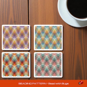 Könnte beinhalten: Vier quadratische Untersetzer mit farbenfrohen geometrischen Mustern, angeordnet auf einer Holzoberfläche. Die Untersetzer weisen eine Vielzahl von Farben auf, darunter Lila, Türkis, Orange und Rot. Der Text "BEADING PATTERN - Bead with Bugs" befindet sich unten.