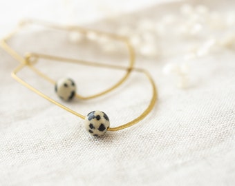 Boucles d'oreilles jaspe dalmatien, créoles tendance laiton doré, perle pointillée blanc noir