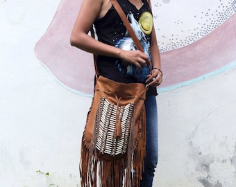 Bolso bohemio de piel con flecos: Monedero marrón con detalle de cuentas de hueso