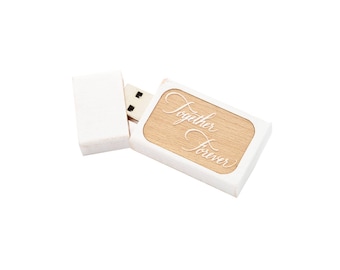 Könnte beinhalten: Weißer USB-Stick mit einem Holzeinsatz, auf dem "Together Forever" steht.