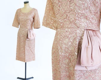1950年代風ブラッシュピンクのレースカクテルドレス｜ヴィンテージベージュのタイトドレス、Mサイズ