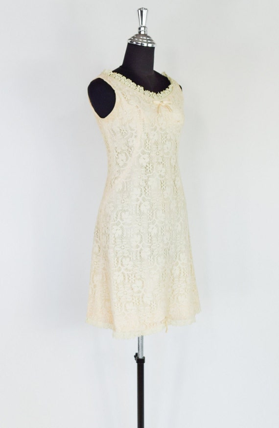 1960s Creme Lace Sleeveless Sheath | 60s White Co… - image 3