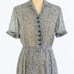 Robe en nylon imprimée noire et blanche des années 1950 Shirtwaist Dress Noir et Blanc Années 50 Robe grise à taille haute Nelly Don Moyenne image 7