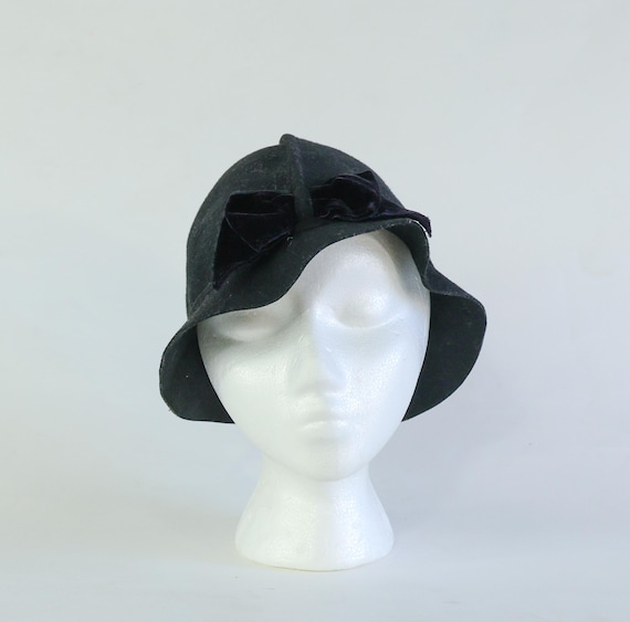 1930s Vintage Black Wool Felt Cloche Hat | Velvet Bow - Gem display picture 1