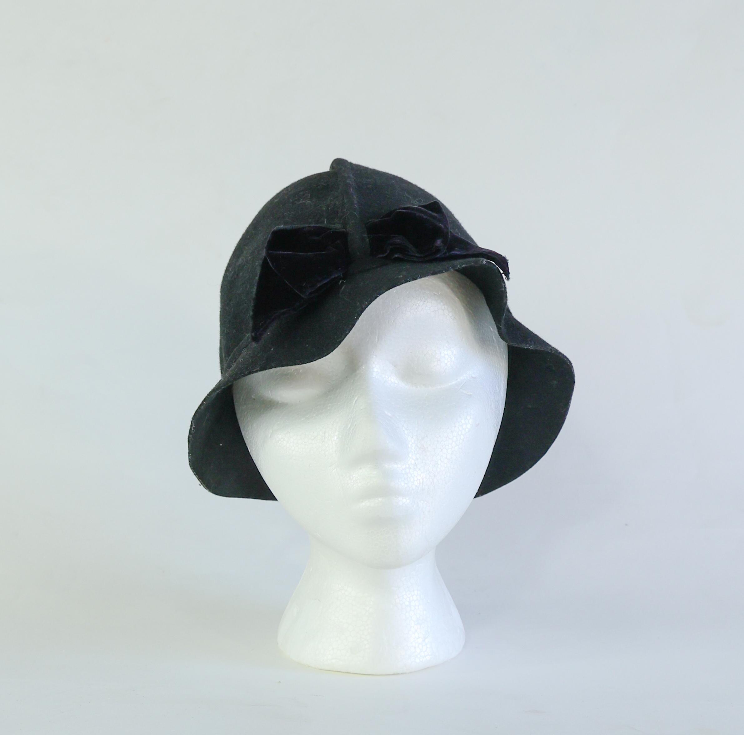 1930s Vintage Black Wool Felt Cloche Hat | Velvet Bow - Etsy display picture 1