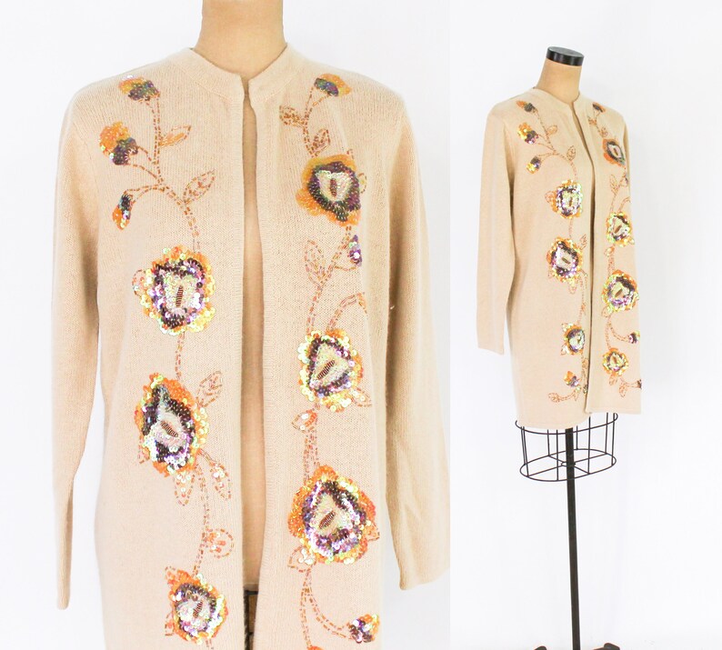 1980s Beige Sweater Knit Cardigan 80s Beige & Gold Sequin Sweater Coat Victor Costa Occasion Large imagem 1