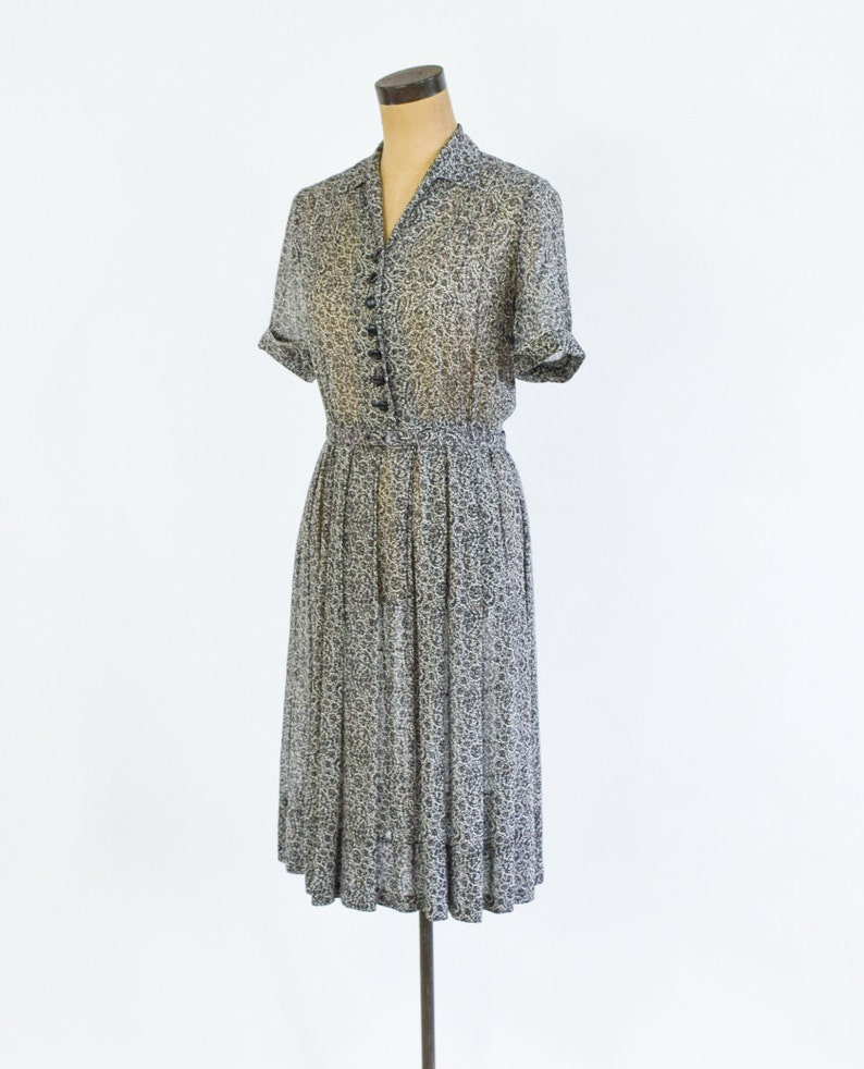 Robe en nylon imprimée noire et blanche des années 1950 Shirtwaist Dress Noir et Blanc Années 50 Robe grise à taille haute Nelly Don Moyenne image 3