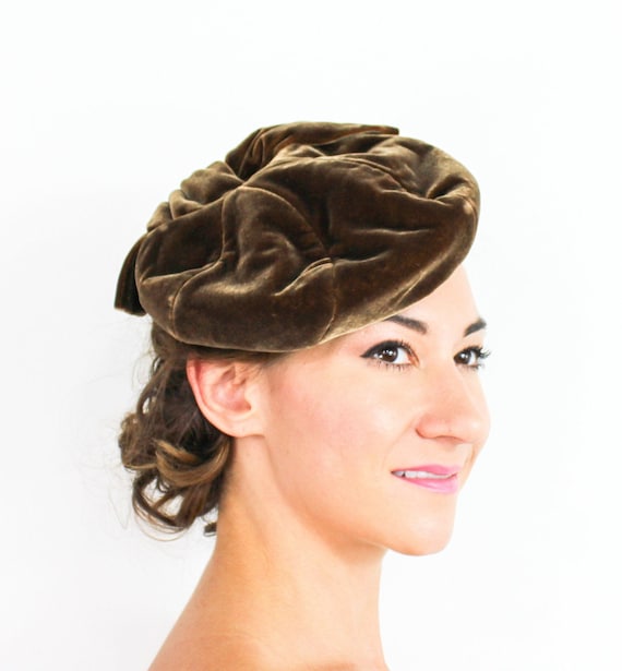 Hattie Carnegie | 1940s Brown Velvet Tilt Hat | 4… - image 2