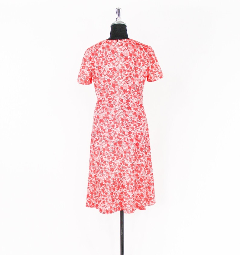 Vestido de día floral rojo de la década de 1960 / Vestido de flores rojas y blancas de los años 60 / Medio imagen 5