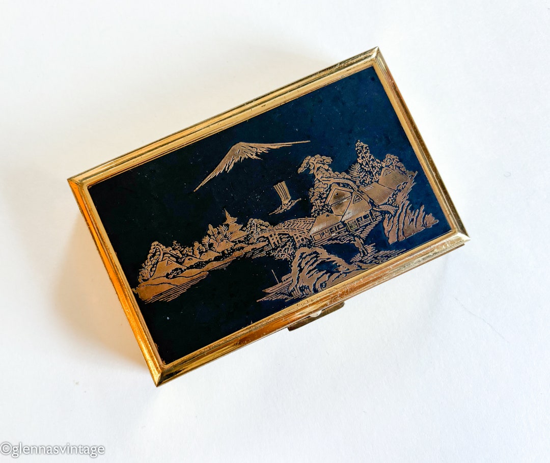 Engraved Compacts 1950s Black Damascene & Gold Engraved Compact | 50s Black Japanese ...