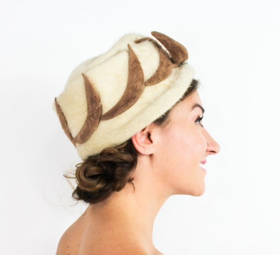 1950s Vintage Beige Mohair Bucket Hat | Rhinestone Buckle  display picture 1