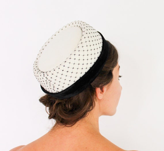 1950s Creme & Black Pillbox Hat | 50s Off White W… - image 7